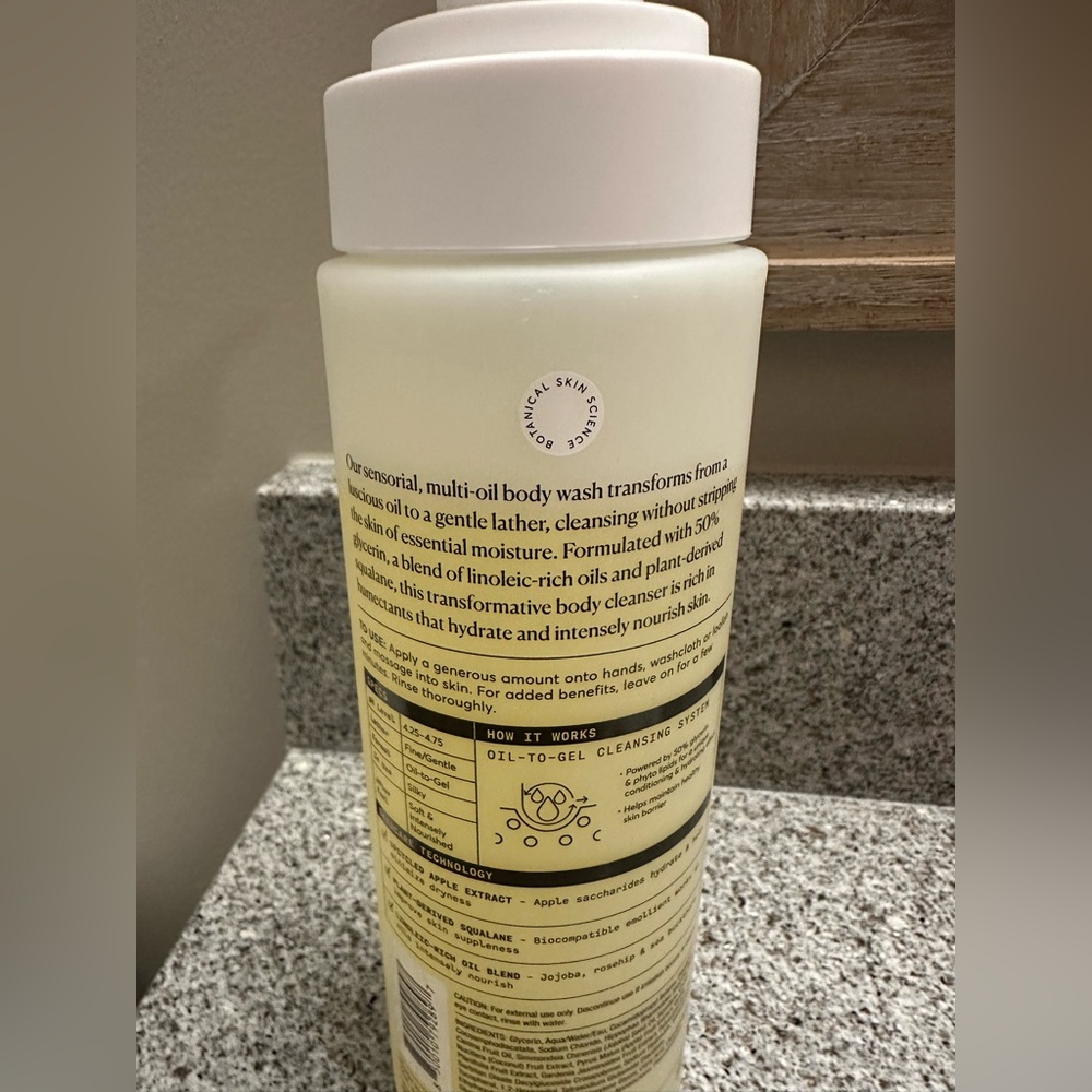Naturium The Glow Getter Multi-Oil Hydrating Body Wash - Picture 5 of 6